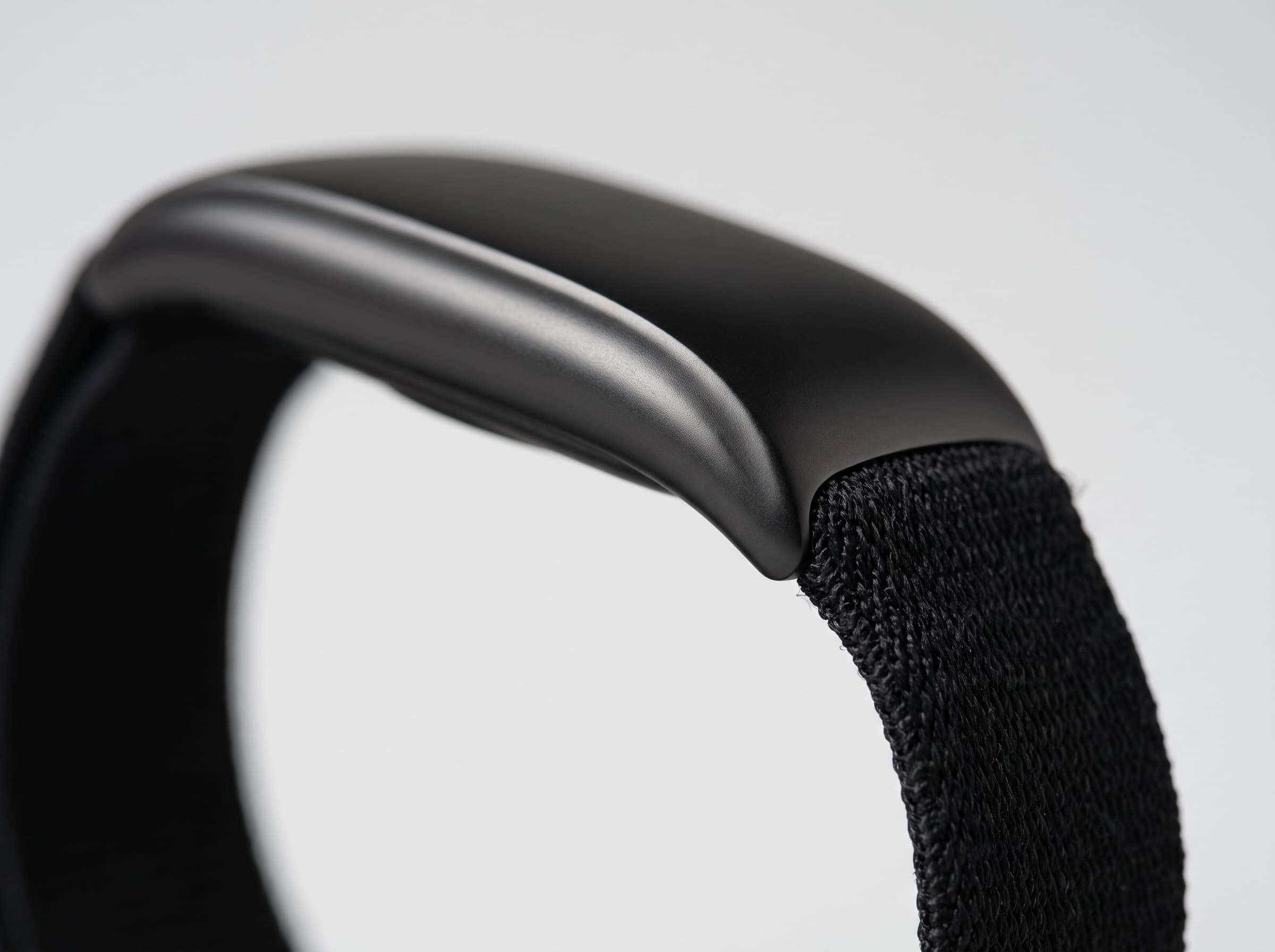 Side profile of the PACE titanium core flowing into the woven strap